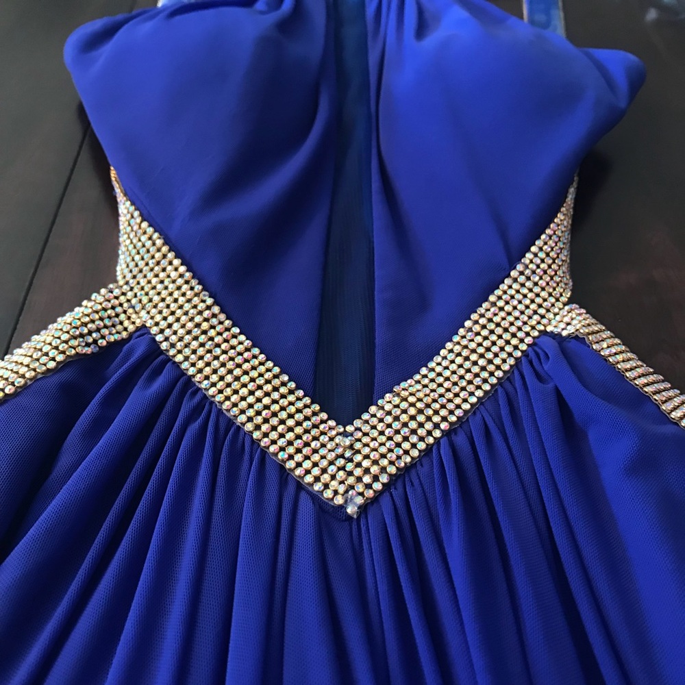 Beautiful blue backless gown! - Picture 6 of 8